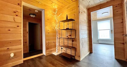 Beautifully Renovated Rustic Retreat Heart of Downtown Saranac Lake 3BR/2B