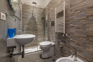 Dusche, Haartrockner, Bidet, Handtücher