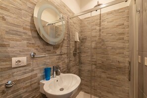 Dusche, Haartrockner, Bidet, Handtücher