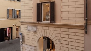 A building facade with a sign indicating 'Via Riva' and 'BOCA DI LEONE'. - Frattina 2 - FromHometoRome (Roma)