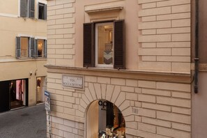 A building facade with a sign indicating 'Via Riva' and 'BOCA DI LEONE'.