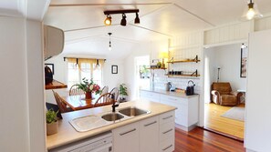 Fridge, microwave, oven, stovetop - George's Homestead - 3 Bed Private Country Cottage (Gayndah)
