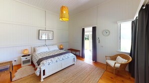 3 bedrooms, desk, iron/ironing board, WiFi - George's Homestead - 3 Bed Private Country Cottage (Gayndah)