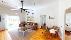 TV - George's Homestead - 3 Bed Private Country Cottage (Gayndah)