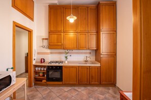 Frigorifero, microonde, forno, piano cottura