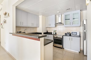 Réfrigérateur, four, plaque de cuisson, lave-vaisselle