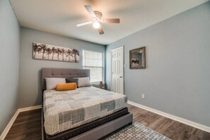 3 bedrooms, desk, iron/ironing board, free WiFi