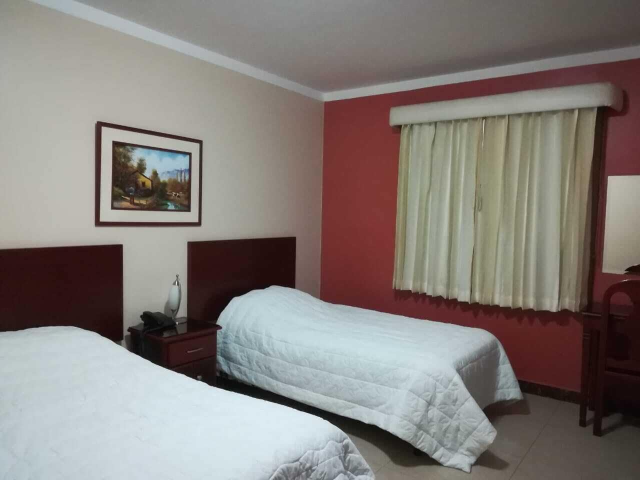 Tallelokero huoneessa, pimennysverhot, silitysrauta/-lauta