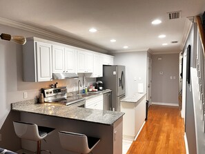 Frigorífico, microondas, horno y placa de cocina