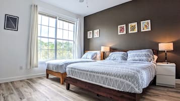 2 chambres, bureau, fer et planche Ă repasser, lit parapluie