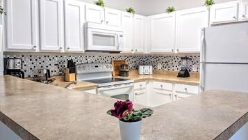 Geladeira, micro-ondas, fogão, cooktop