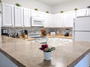 Geladeira, micro-ondas, fogão, cooktop