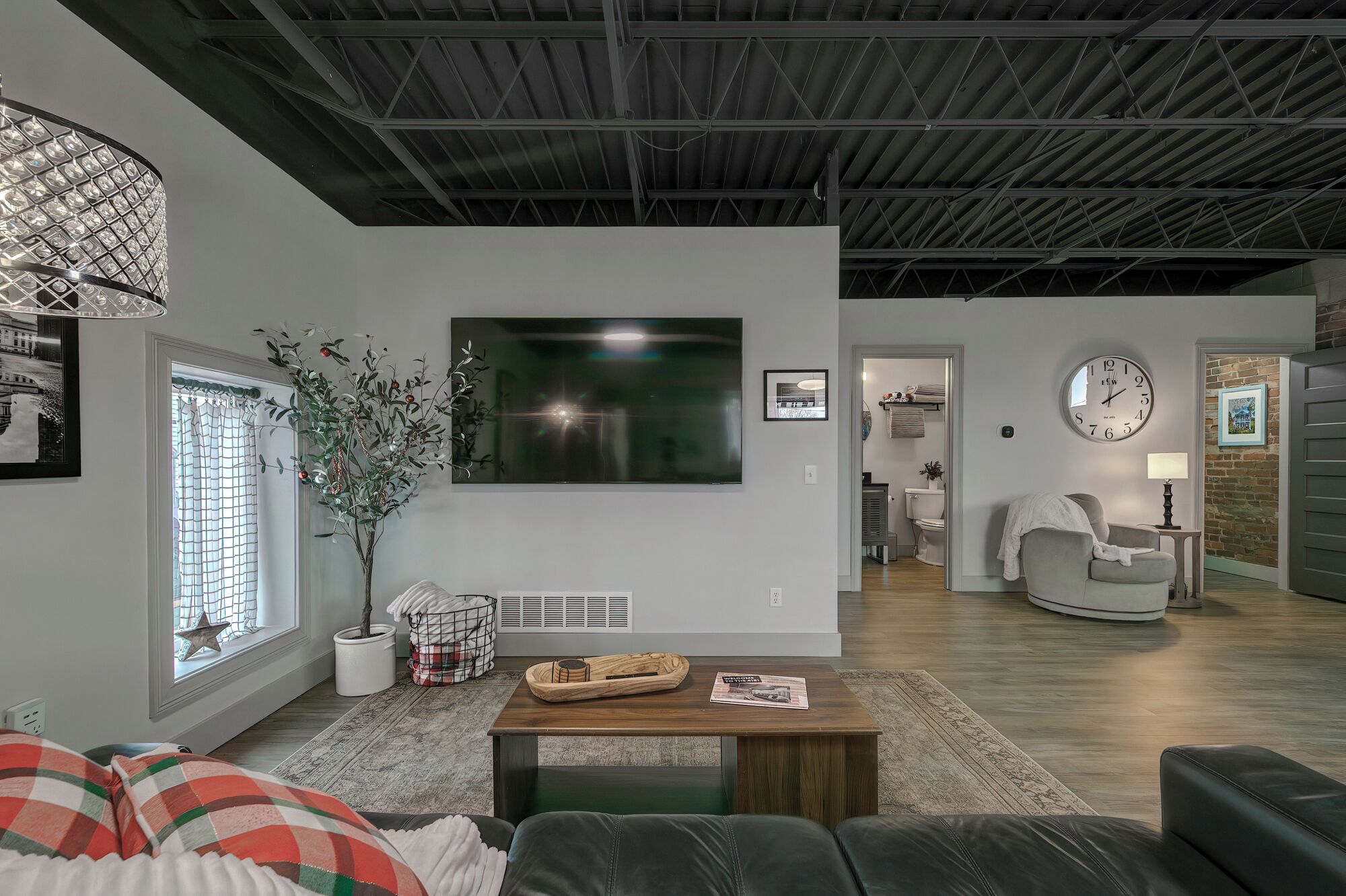 TV connectée, livres, chaîne hi-fi