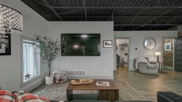 TV connectée, livres, chaîne hi-fi