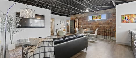 Smart TV, books, stereo