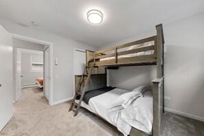 4 habitaciones, escritorio y tabla de planchar con plancha 