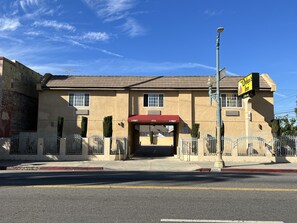 Exterior - Deluxe Inn LA (Los Angeles)