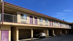 Un motel à deux étages, avec un couloir central et des chambres individuelles de chaque côté.