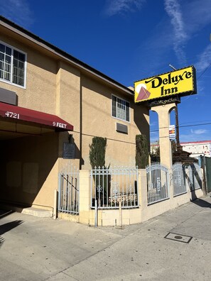 A building with a sign for 'Deluxe Inn' and a red awning with '4721' and '9 FEET' written on it. - Deluxe Inn LA (Los Angeles)