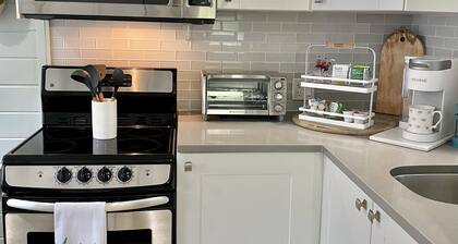 Lovely Garden Studio Cottage - Walk to Las Olas Blvd - 10 min drive to the Beach