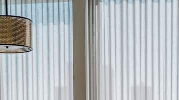 Ropa de cama hipoalergénica y caja de seguridad en la habitación