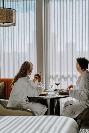 Hypo-allergenic bedding, in-room safe, desk, laptop workspace - The Motley Hotel Richmond, Tapestry Collection by Hilton (Richmond)