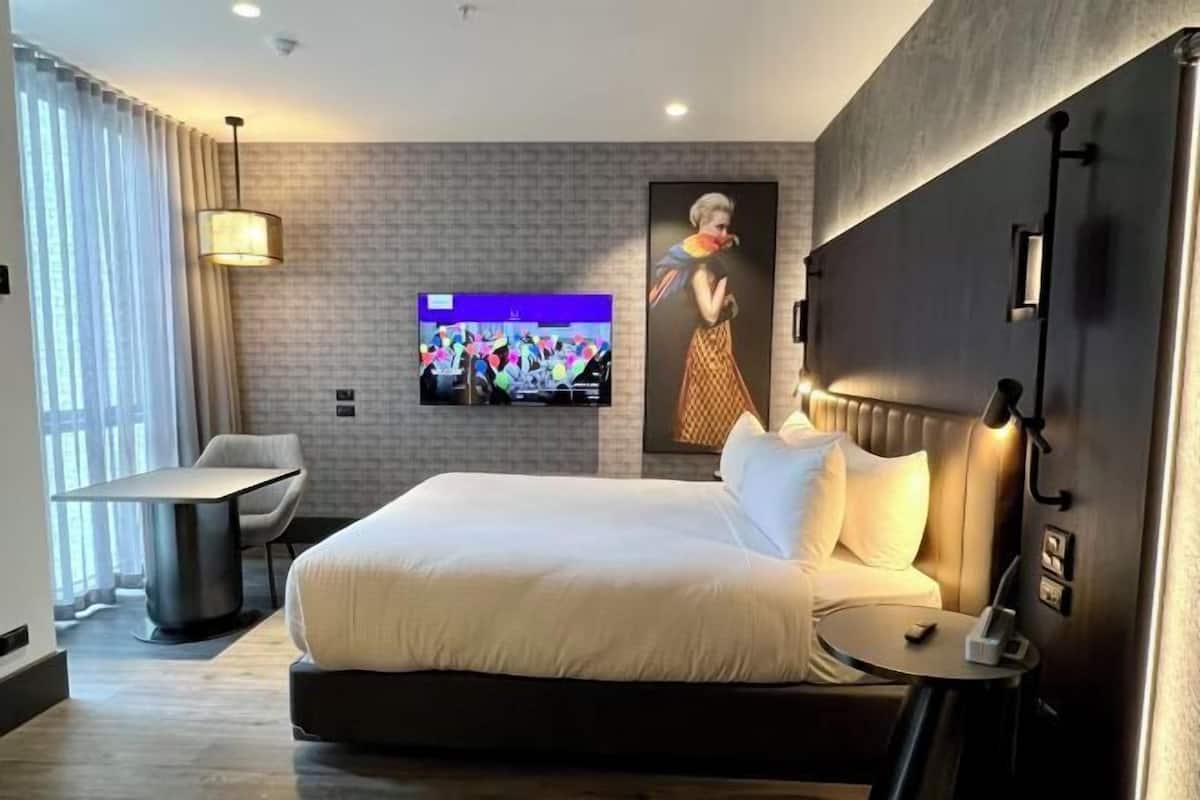 Hypo-allergenic bedding, in-room safe, desk, laptop workspace