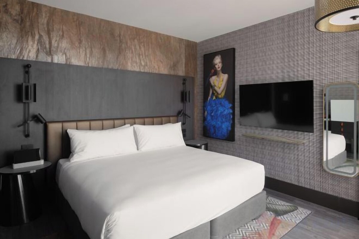 Hypo-allergenic bedding available, in-room safe, desk, laptop workspace