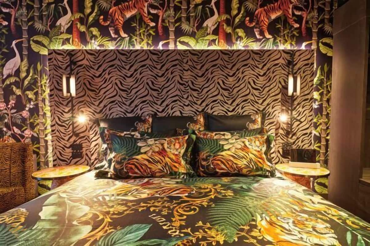 Hypo-allergenic bedding, in-room safe, desk, laptop workspace