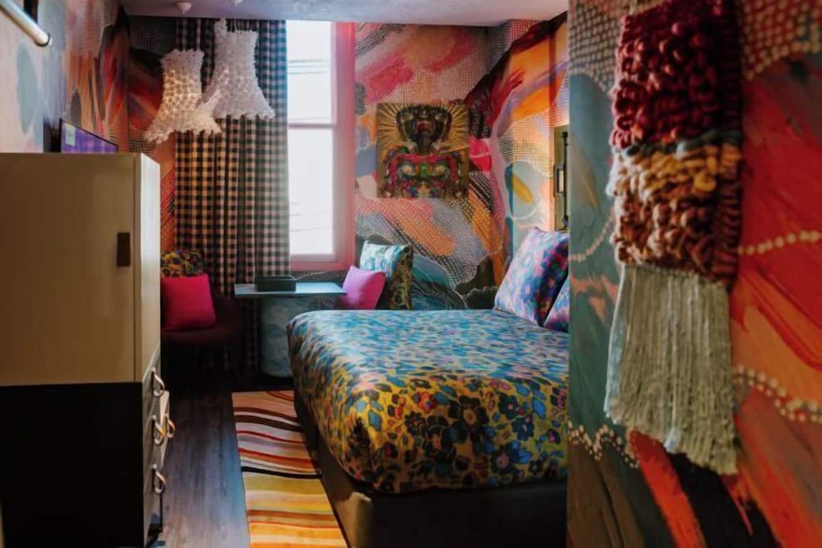 Hypo-allergenic bedding, in-room safe, desk, laptop workspace