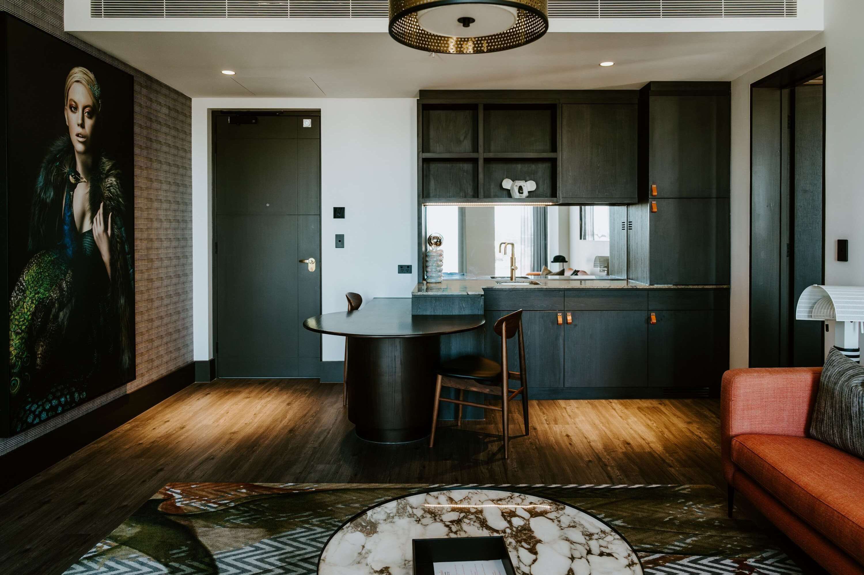 Svit - 1 kingsize-säng | Vardagsrum | 55-tums smart-tv med digitalkanaler, tv och surfplatta