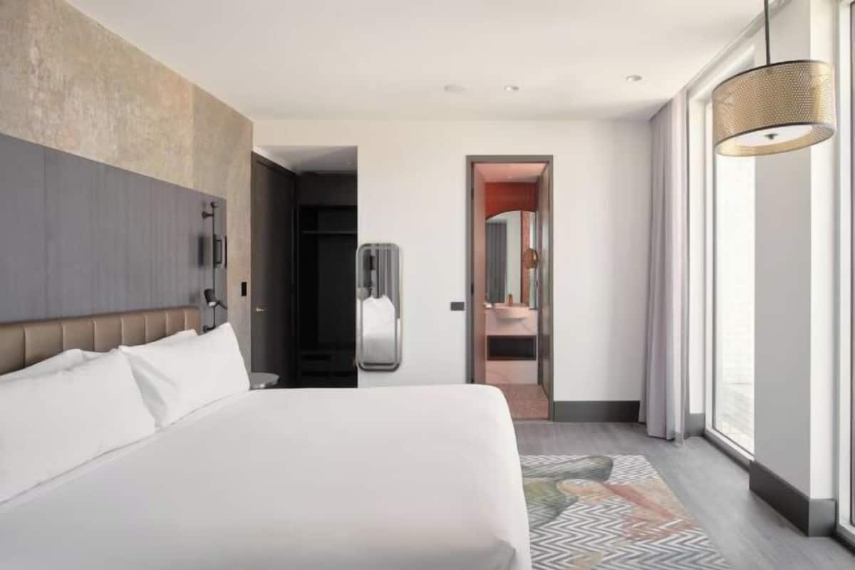 Hypo-allergenic bedding, in-room safe, desk, laptop workspace