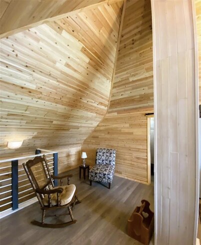 The Blue Nest - Spacious and quaint country home w/Sauna!