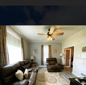 Een smart-tv, een open haard en boeken