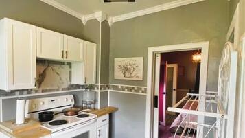 Een koelkast, een microgolfoven, een oven, een kookplaat