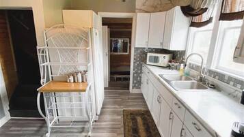 Kjøleskap, mikrobølgeovn, ovn og kokeplater