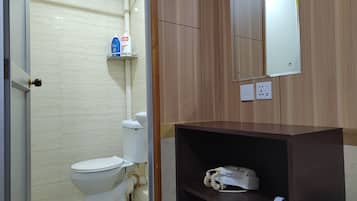 Shower, rainfall showerhead, free toiletries, hair dryer