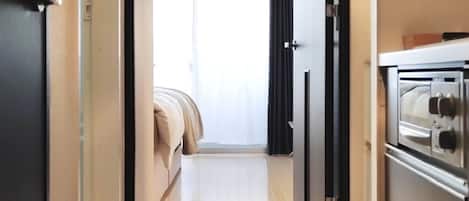 1 habitación, tabla de planchar con plancha, wifi gratis y ropa de cama