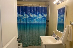 Douche, serviettes fournies, savon, papier toilette