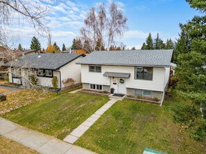 Exterior - Cozy 2 bedroom Suite Mins to Seven Chiefs Sportplex, Off Stony Trail (Calgary)