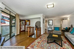 Smart TV - Beachfront Townhouse on Main Beach Byron Central (Byron Bay)