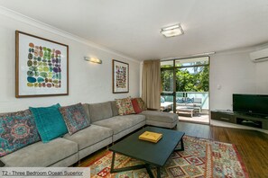 Smart TV - Beachfront Townhouse on Main Beach Byron Central (Byron Bay)