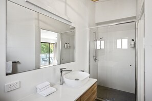 Ensemble douche/baignoire, sèche-cheveux, serviettes fournies, savon
