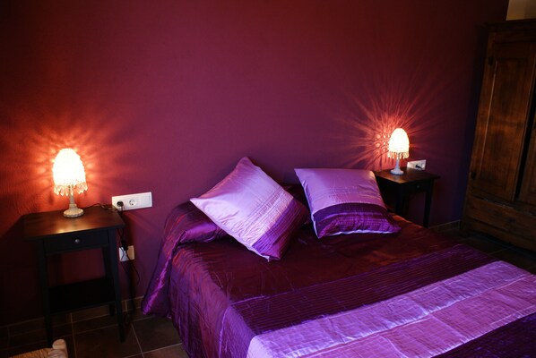 2 bedrooms, iron/ironing board, WiFi