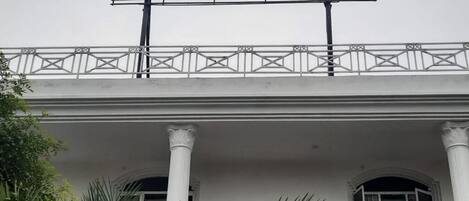 Un letrero de motel con el nombre 'CLASSIO MOTEL' y un logotipo encima.