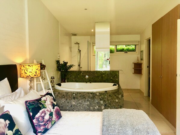 Shower, jetted bath, hair dryer, towels