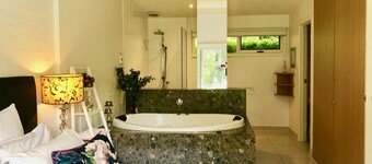 Daylesford Lake Villa 1 ...lake frontage and pet friendly