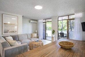 Living area - Modern Townhouse On Main Beach (Byron Bay)