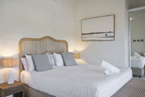 3 bedrooms, iron/ironing board, free WiFi, bed sheets - Modern Townhouse On Main Beach (Byron Bay)