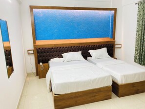 Deluxe Triple Room | Soundproofing, bed sheets - B SIX HOTEL AND LODGE (Bengaluru)